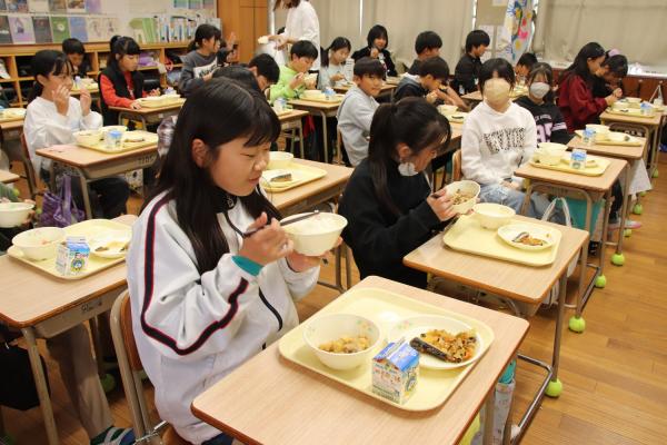 20251117椋本小給食1