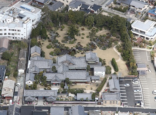 上空から撮影した旧伊藤伝右衛門邸