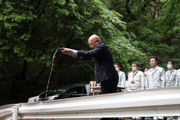 お神酒を久保白ダムに注ぐ