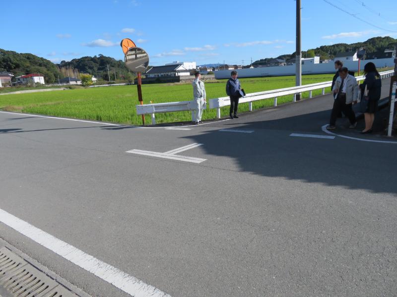 【学校正門前の交通量が多い箇所で横断歩道の設置などを検討】の画像