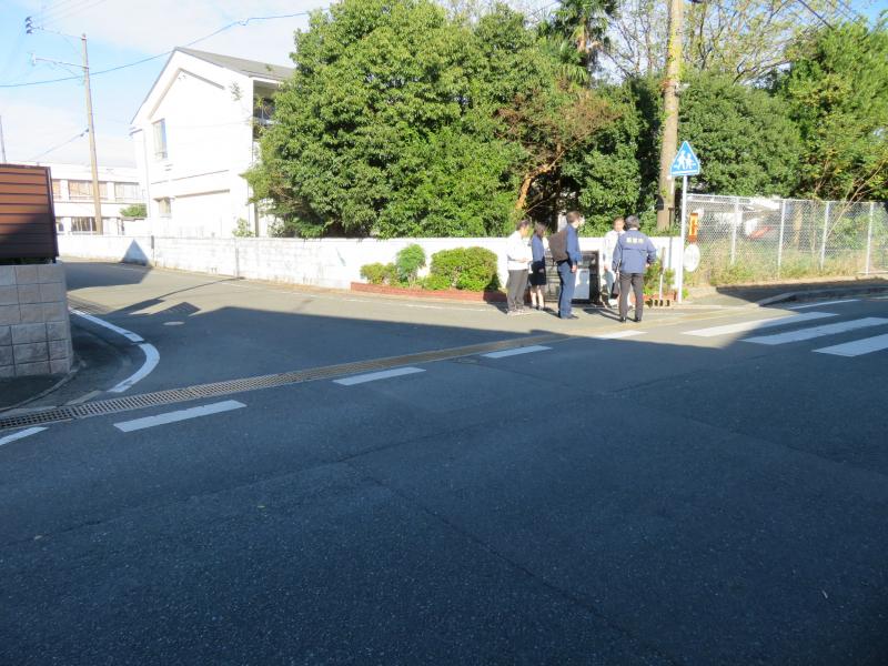 【車両の通行が多い箇所で横断歩道の設置などを検討】の画像