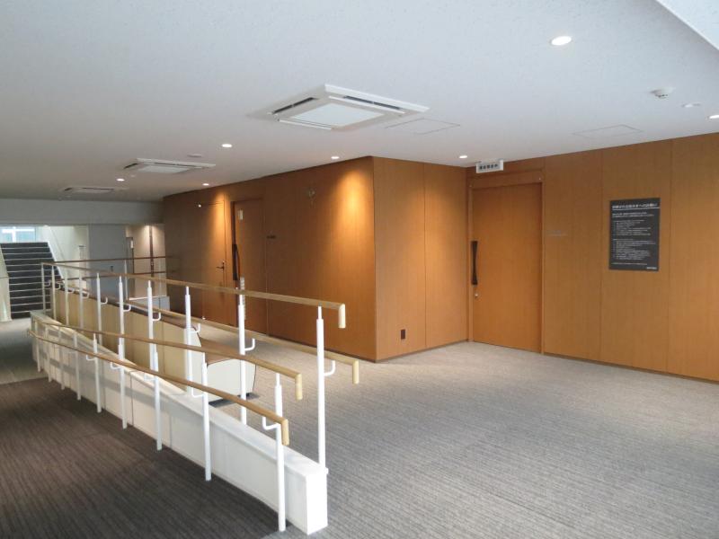 本会議場傍聴席入口の画像