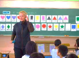 黒板の前で話をしている男性の写真