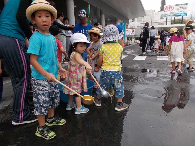 子供が水撒きの写真