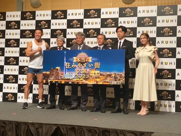 授賞式のようす(左から2番目が片峯飯塚市長)の画像