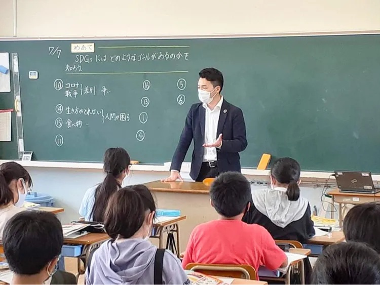 飯塚の小学校での授業の様子の画像