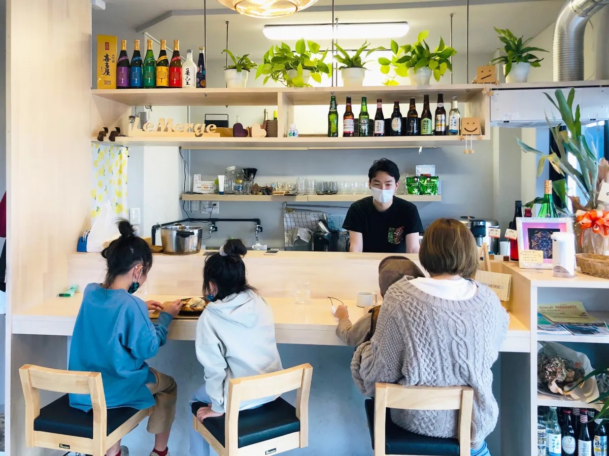 サンカクビルヂングでアフリカンシチューを振る舞っている様子。の画像