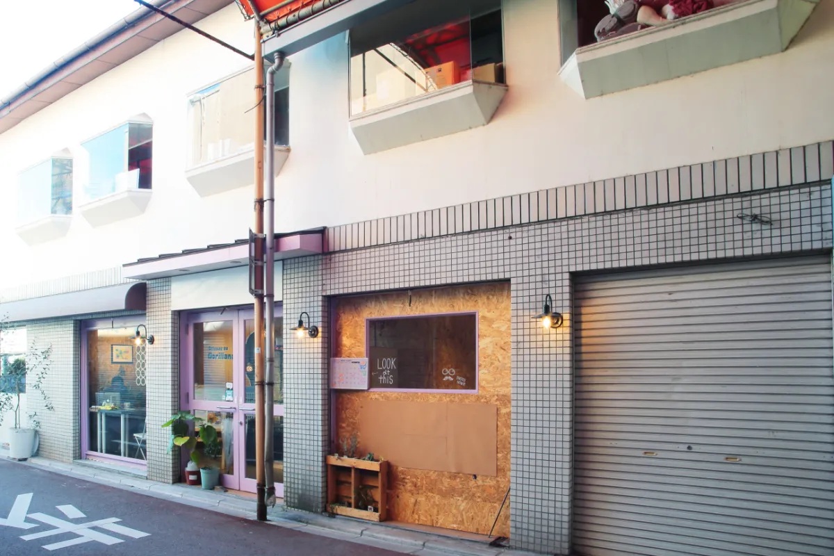 『シカクデパートメント』の外観。1階はカフェラテ屋。2階スペースは準備中。の画像