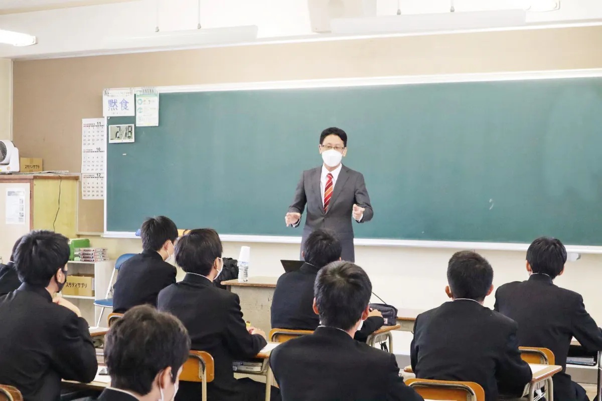 嘉穂高校でセミナーを行う濱野さんの画像