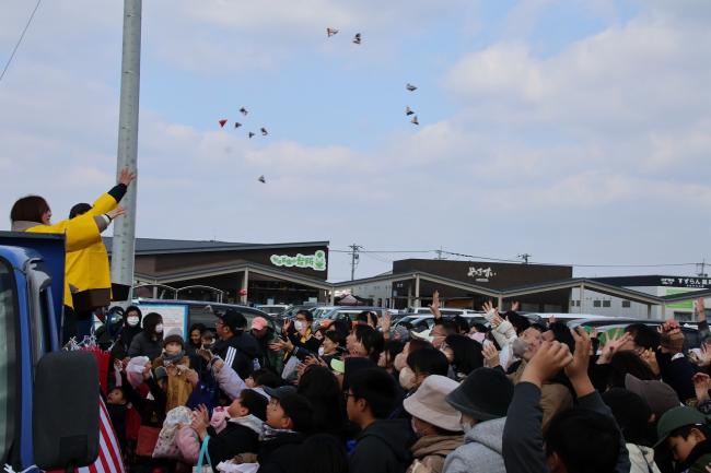 ステージから福豆を来場者へ投げる様子