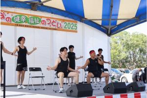 ステージで体操を行う出演者