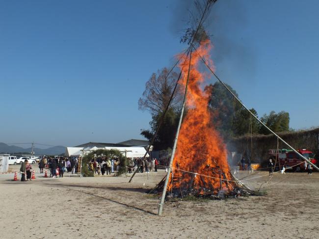 燃え盛るどんど焼きの炎