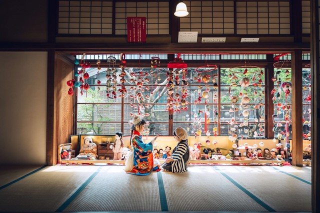 いいづか雛のまつり　さげもんの下で子供2人