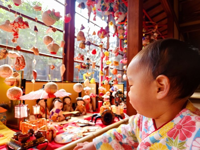 いいづか雛のまつり　さげもんの下で赤ちゃん