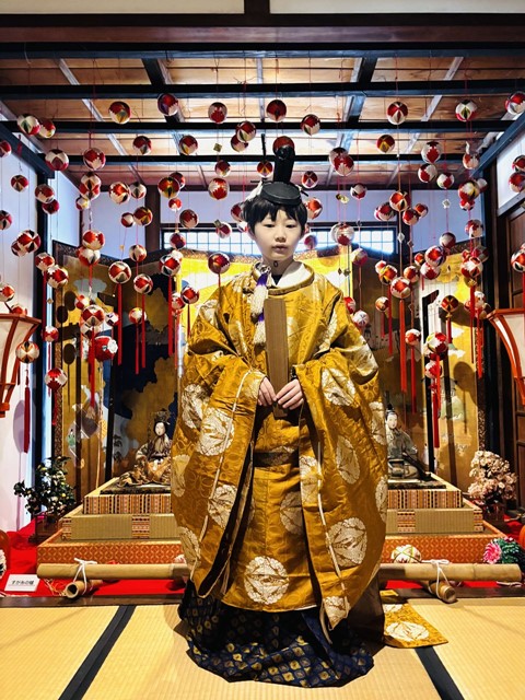 いいづか雛のまつり　お内裏様着せ付け