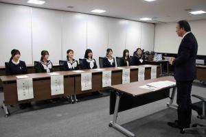 今後の進路や将来の仕事について思いを語るユリシスメンバー