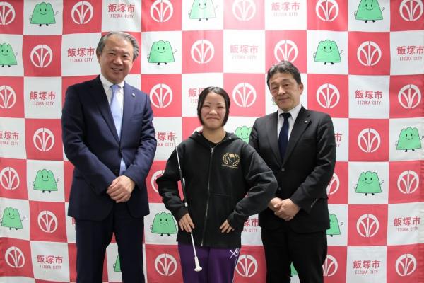 表敬者の岡本六花さんと武井市長と桑原教育長