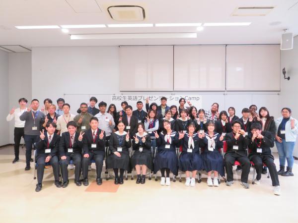 様々な学生らの集合写真