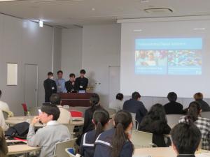 ほかの学生に向け、プレゼンテーションをしている学生