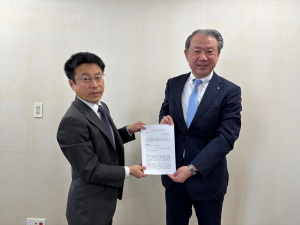 提言書を渡す画像