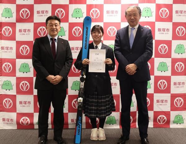 武井市長・桑原教育長と写真撮影に臨む末武みのりさん