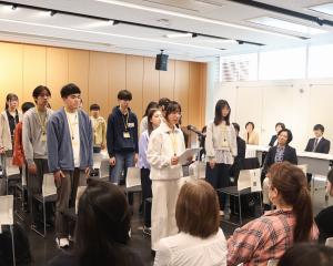 市内の中学・高校生達がサニーベールへ出発(研修参加者の代表挨拶)