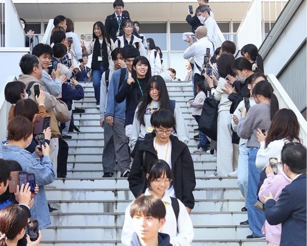 市内の中学・高校生達がサニーベールへ出発(見送りの様子)