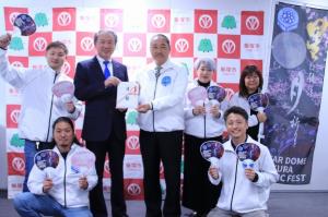 実行委員会メンバーと写真に収まる武井市長