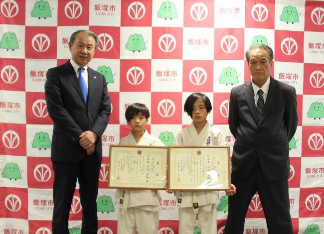 賞状とともに写る武井市長、和田莞慈(かんじ)さん、和田寧翔(ねいと)さん、工藤浩館長