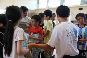体育館内で講義終了後に飯塚小4年の子どもたちにサインと握手を行う矢野選手