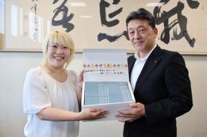 須山さんと桑原教育長の写真