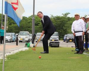 武井市長の始球式の様子
