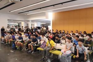 会場に集まる小学生棋士たちの様子