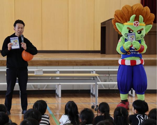 自由帳の寄贈式の様子