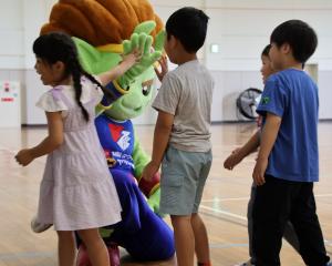 神(ジン)くんが子どもたちとハイタッチしている様子