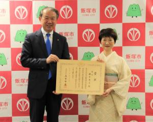 市長と内閣総理大臣賞を手にする緒方さん