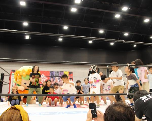 九州プロレス主催の試合リングで走りまわる子どもたち