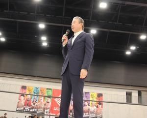 飯塚から熊本ば応援するばい！と大会タイトル変更を宣言する武井市長
