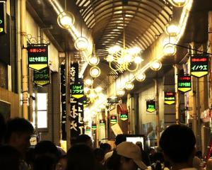 夜市を歩く家族連れ