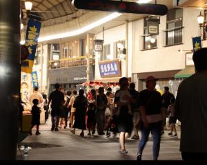 夜市の商店街を行き交う人たち