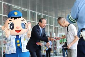 うちわを来庁者に配布する武井市長