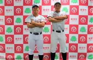 仁王立ちをしながらも笑顔で勇ましく写真に写る吉原選手、瀧下選手