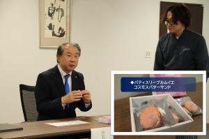  パティスリープルムイエのコスモスバターサンドを食す武井市長