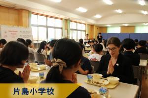 片島小で給食時間を共にするジーン先生
