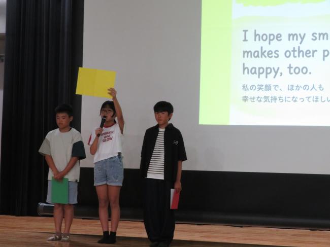 英語に関するプレゼンテーションを行う小学生の様子