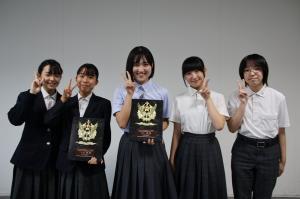 放送コンテスト入賞者の市内4中学校の生徒の皆さん(笑顔で写真撮影)