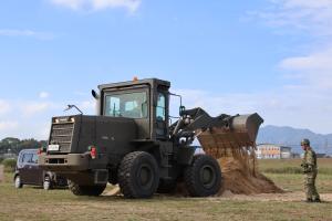 土砂を運びだす自衛隊クレーン車