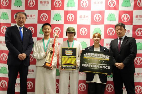 ダンス大会で全国優勝し、市長・教育長表敬を行ったダンスチーム「nuckle town」と指導者の岩坂先生