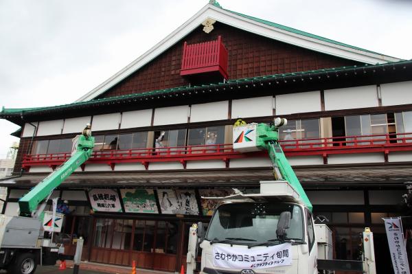 高所作業車を使ってすす払いを行うクラフティア社員の皆様