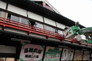 高所作業車を使ってすす払い、ガラス拭きを行うクラフティア社員の皆様